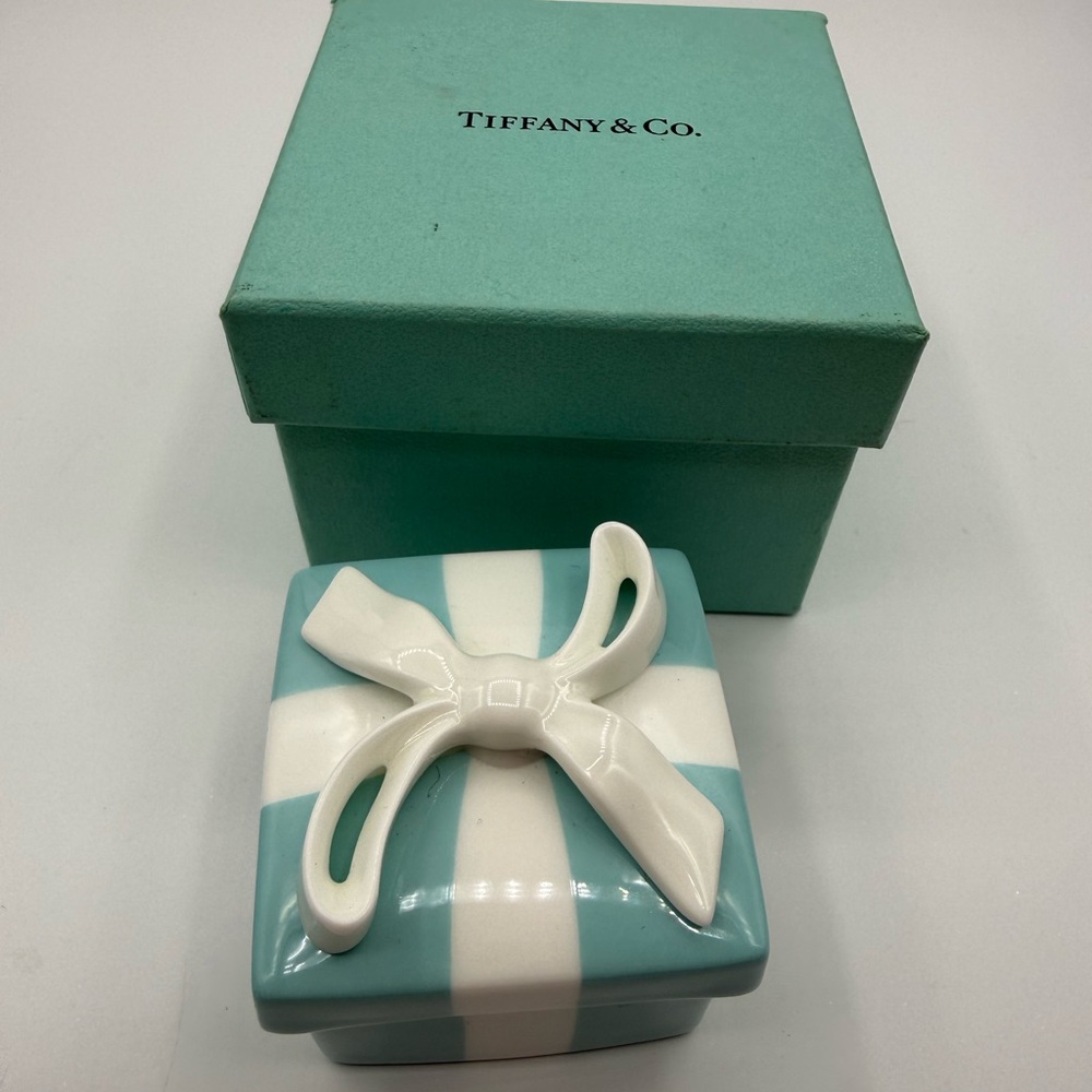 Tiffany & Co. Porcelain Jewelry Box – Blue Gift Box Design